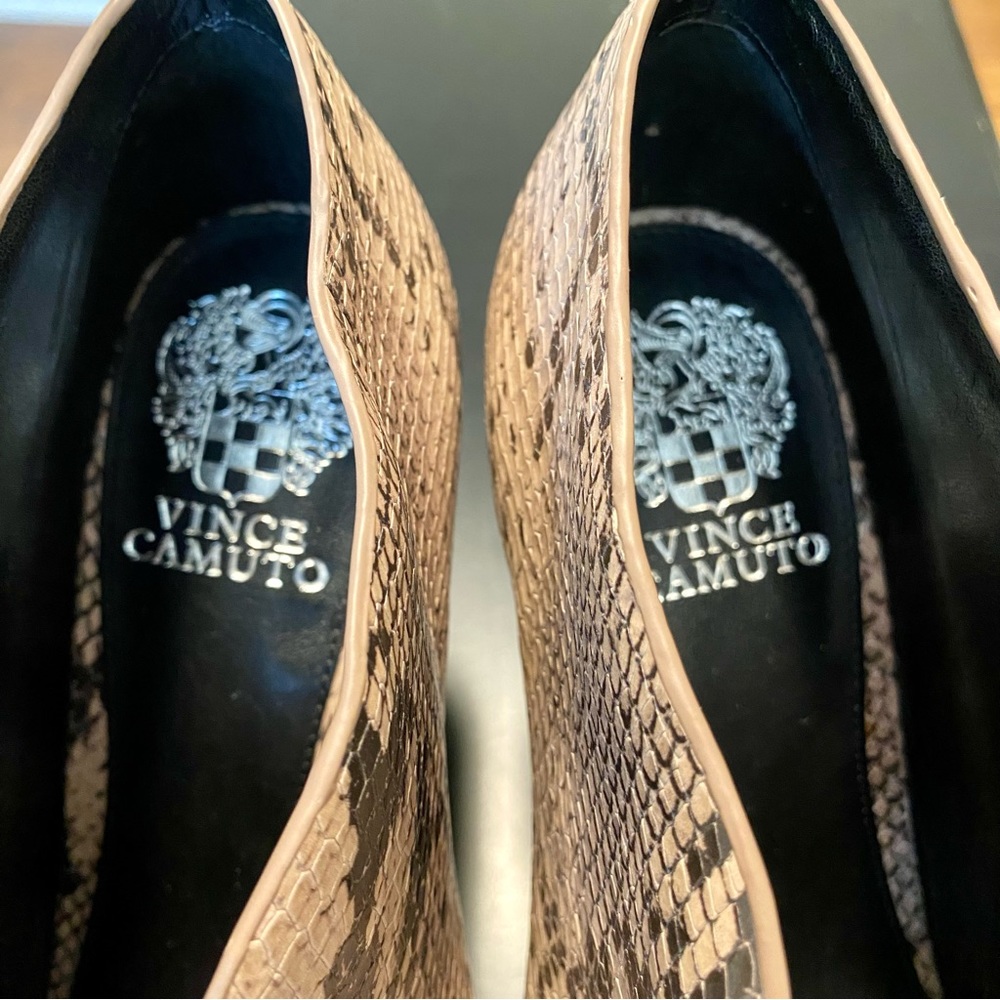 Vince Camuto Andrita Snakeskin Plunge Cut Stacked Heel Booties Size 8.5 - Picture 9 of 13